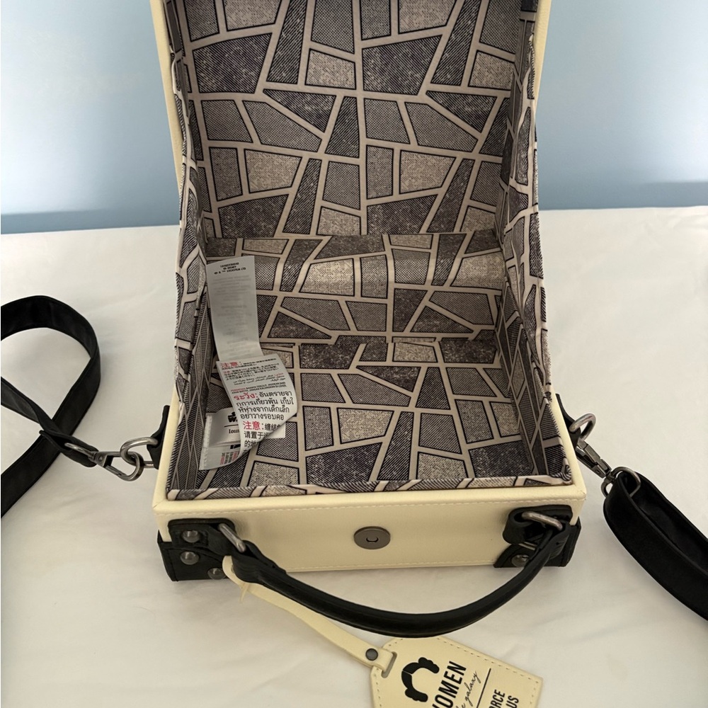 Disney Parks Star Wars Women of the Galaxy Loungefly Travel Bag. Never used. - Picture 3 of 4